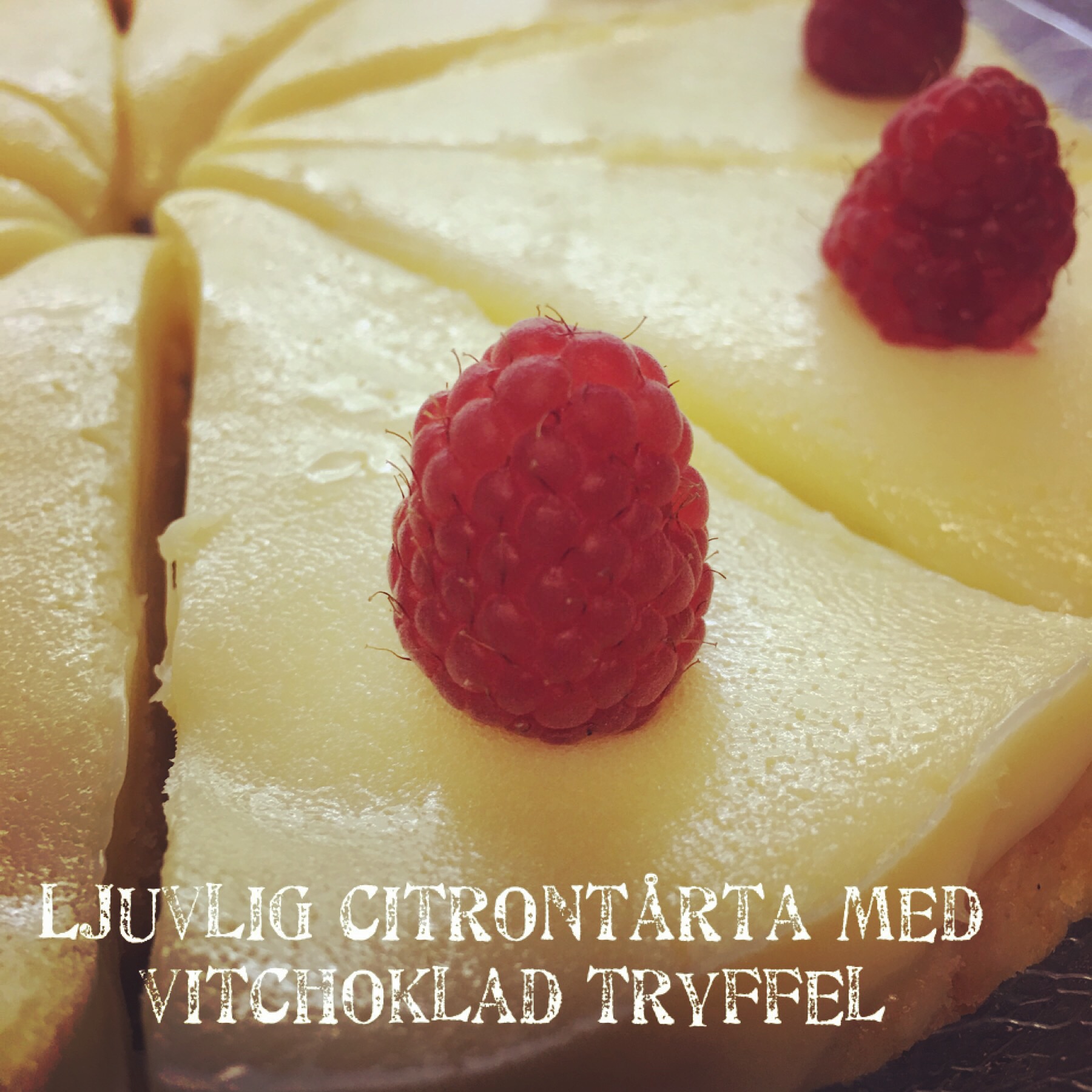 Mandelmussla med vår hemkokta saffranskola toppad med vit choklad